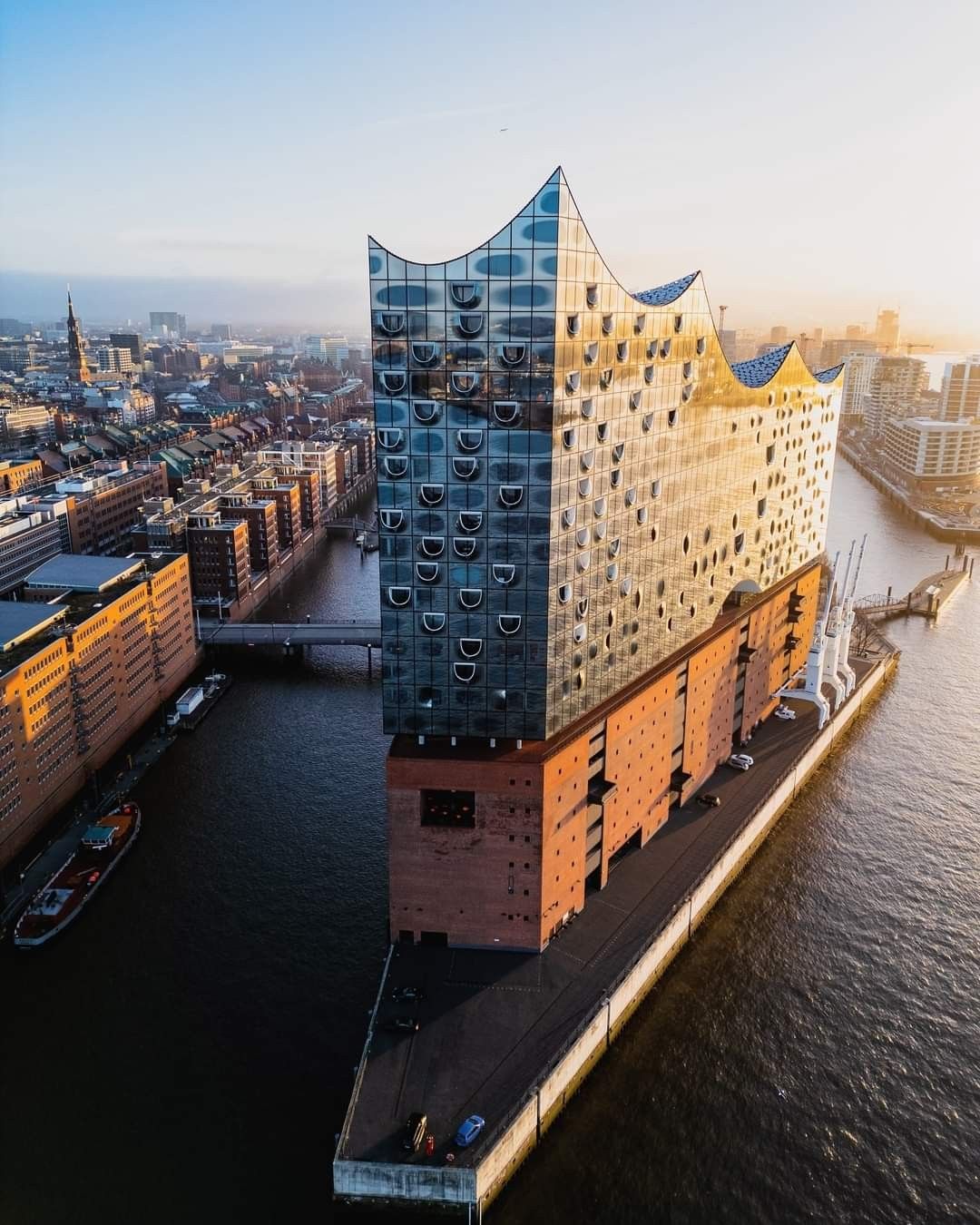Elbphilharmonie und Hamburger Hafen im Morgenlicht